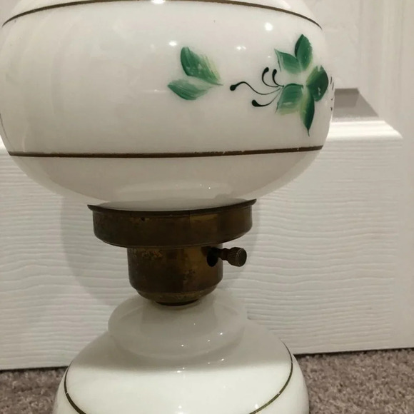 Vintage Milk glass Green leaf Hurricane Parlor Lamp Gone With The Wind style - Picture 7 of 12